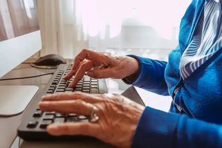 Stát chce odměnit pracující důchodce. Za každý odpracovaný rok jim má nově zvýšil penzi
